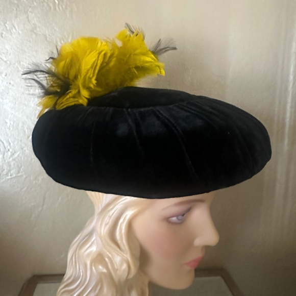 ELEGANT 1950s\' BLACK VELVET \